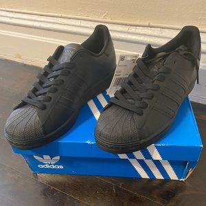 All black Men’s classic adidas size 8